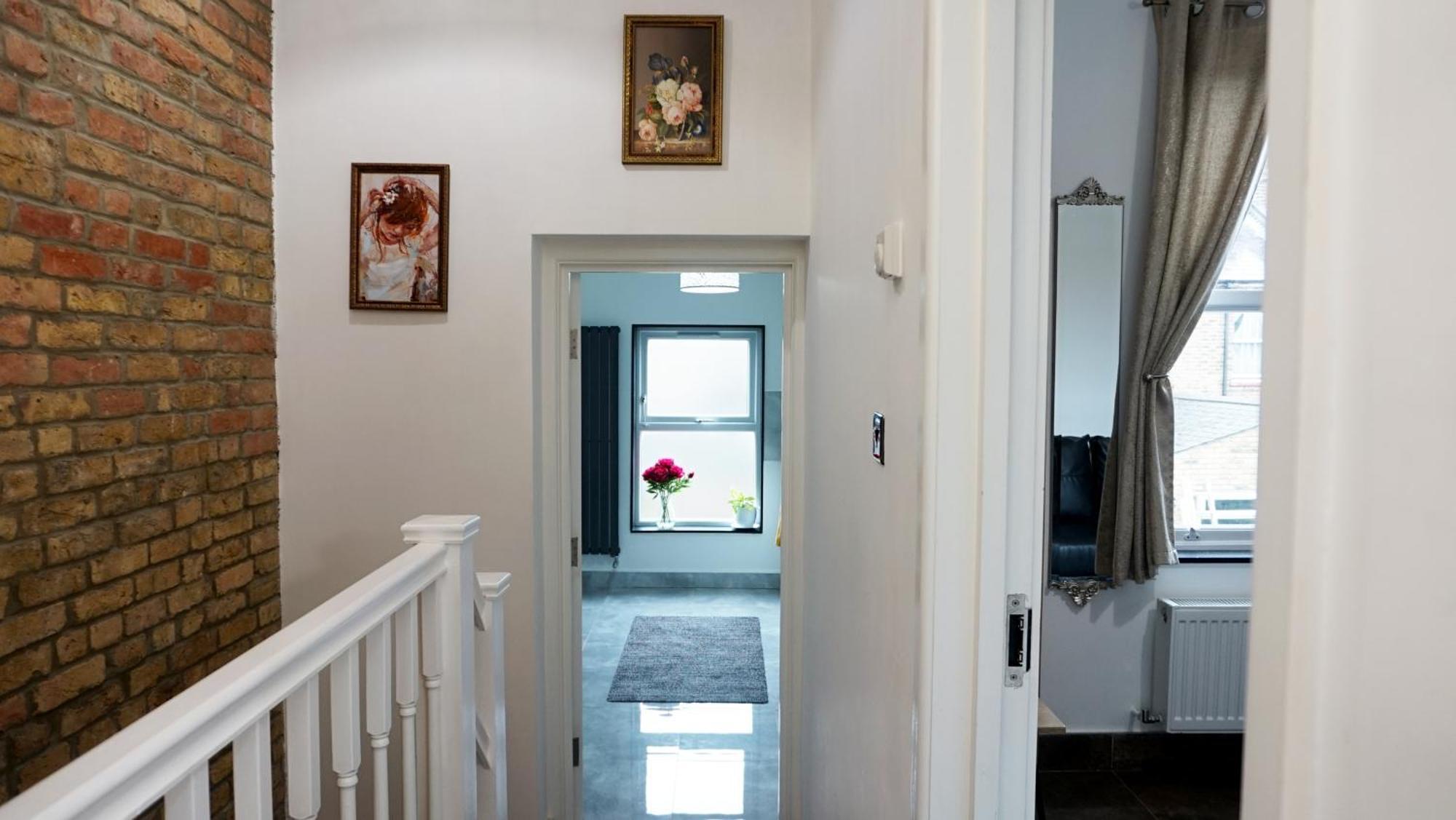 Beautiful London Home Sleeps 6, 2 Minutes To Metro Exteriör bild