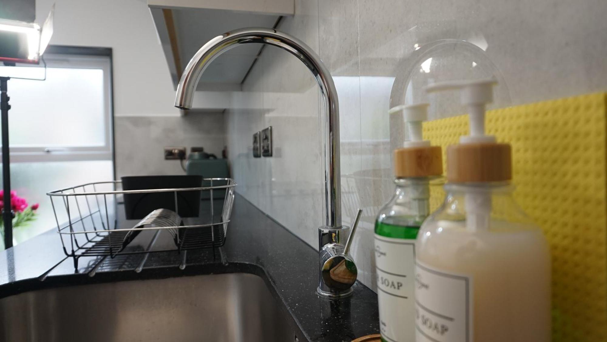 Beautiful London Home Sleeps 6, 2 Minutes To Metro Exteriör bild