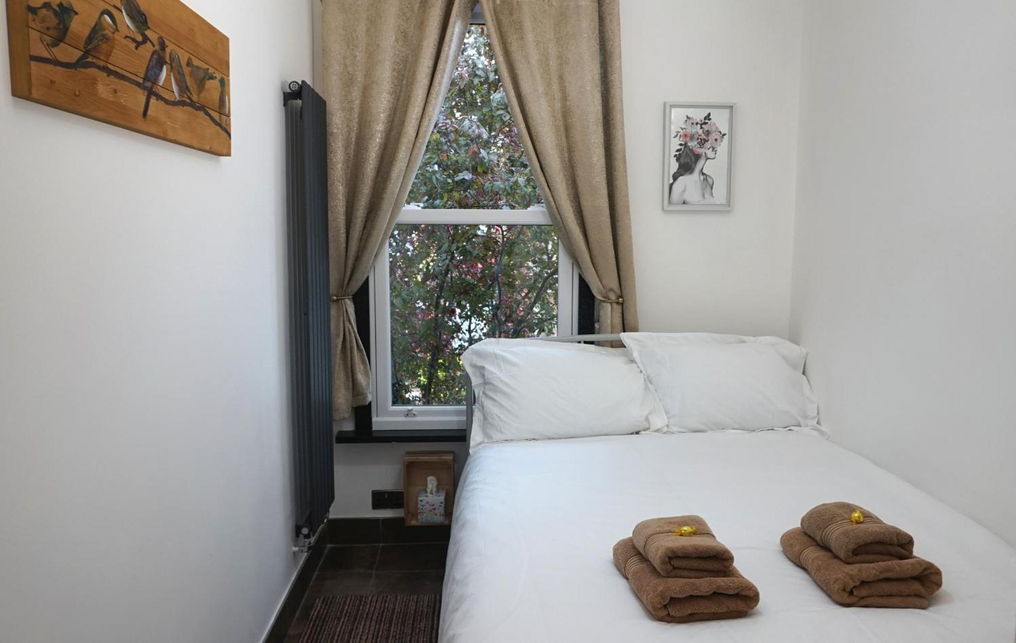 Beautiful London Home Sleeps 6, 2 Minutes To Metro Exteriör bild