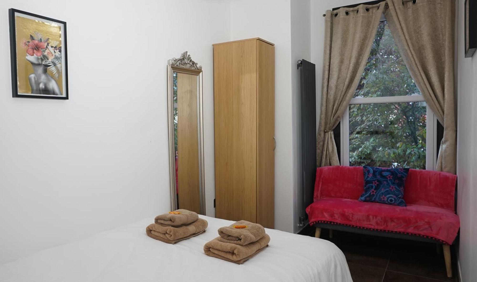 Beautiful London Home Sleeps 6, 2 Minutes To Metro Exteriör bild