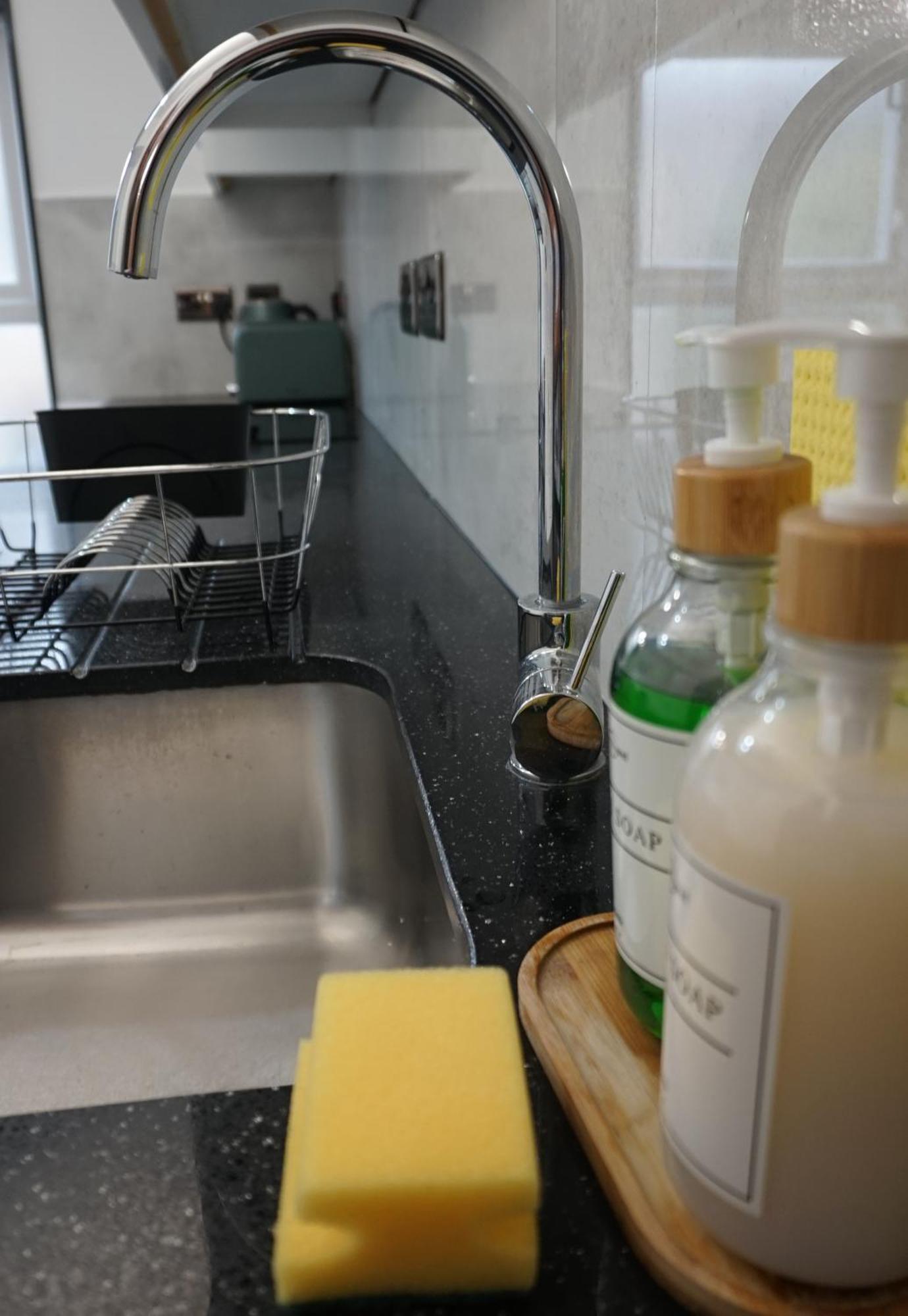 Beautiful London Home Sleeps 6, 2 Minutes To Metro Exteriör bild